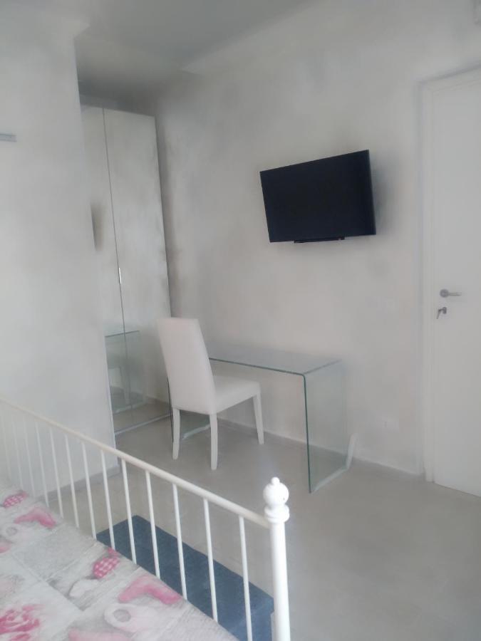 Rosilienza Suites Private Spa, Patio Garden Free Trasfer To & From Airport Фиумичино Екстериор снимка