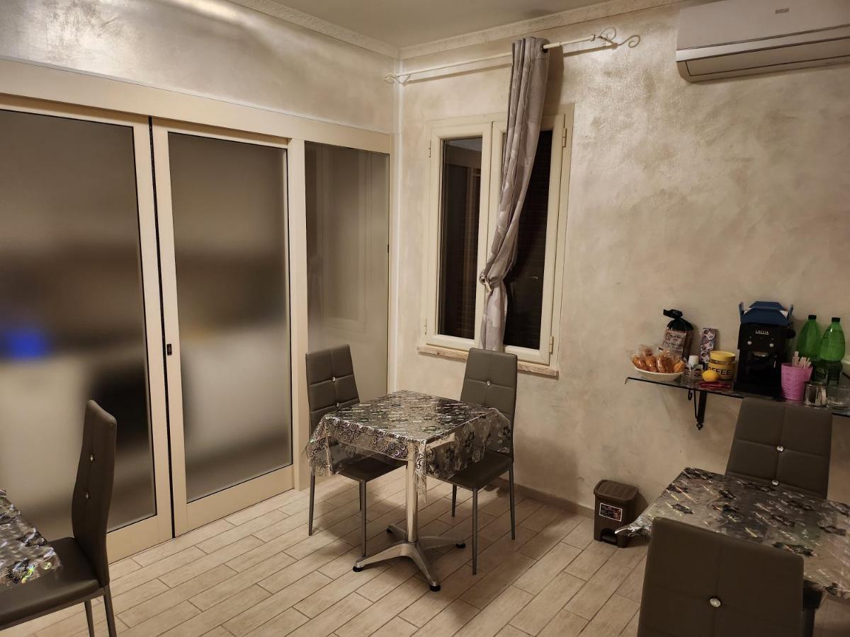 Rosilienza Suites Private Spa, Patio Garden Free Trasfer To & From Airport Фиумичино Екстериор снимка
