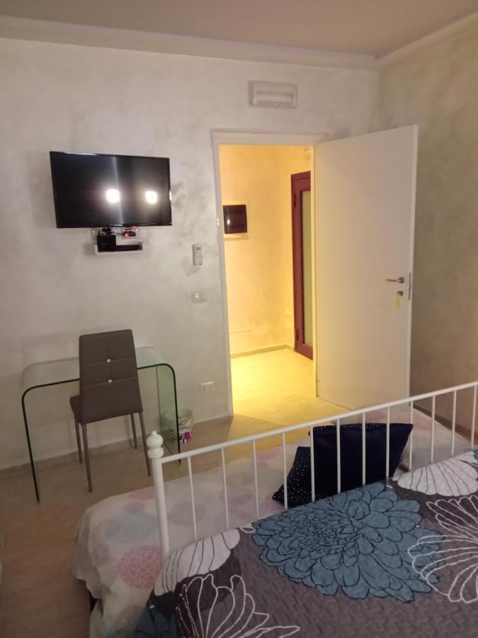 Rosilienza Suites Private Spa, Patio Garden Free Trasfer To & From Airport Фиумичино Екстериор снимка